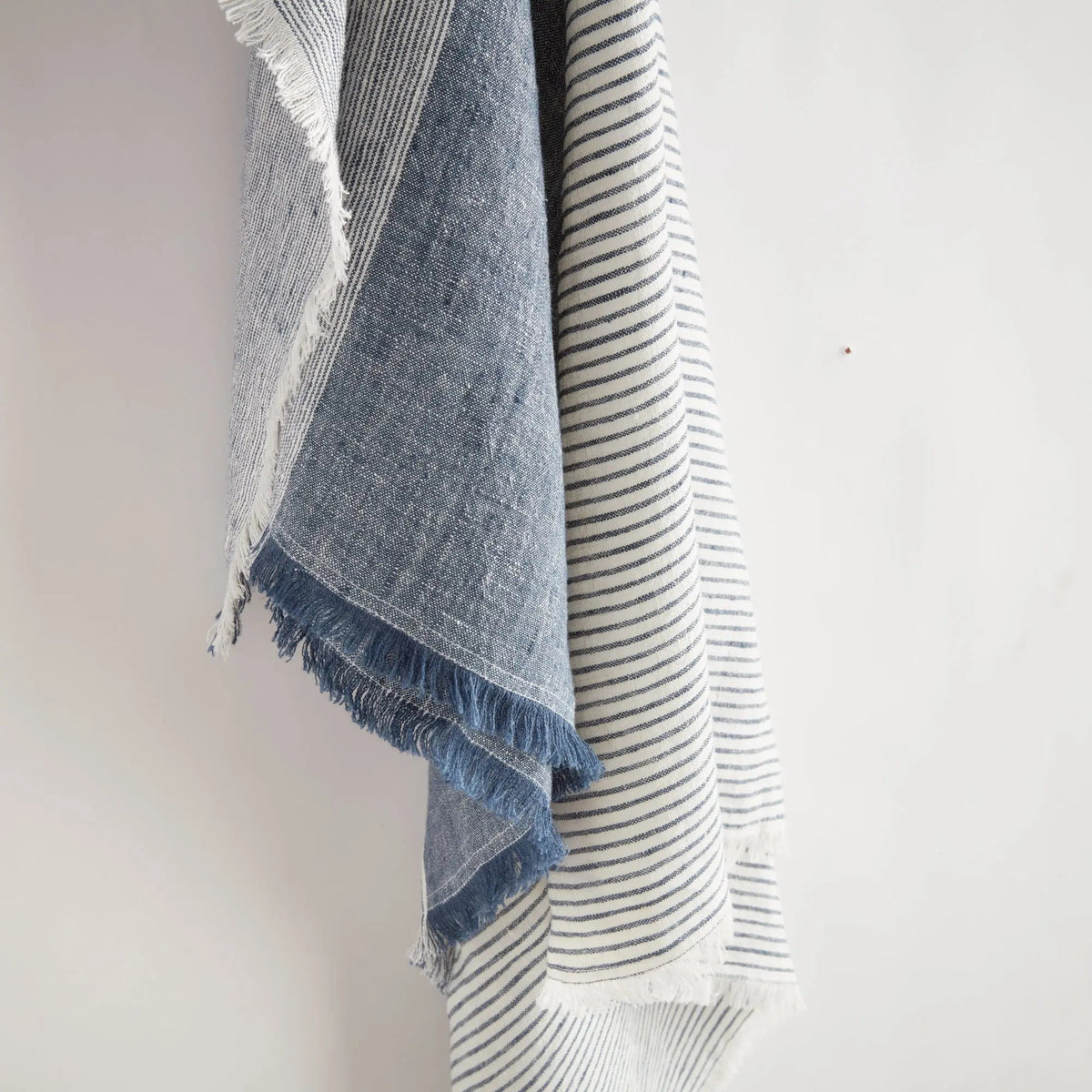 Storepavo Leon European Linen Throw – Navy & Ivory Woven Indoor Blanket - image 2